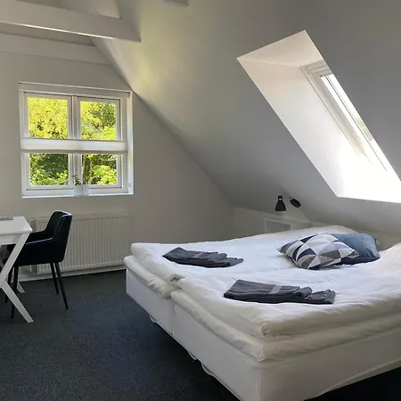 272 Bed & Breakfast *